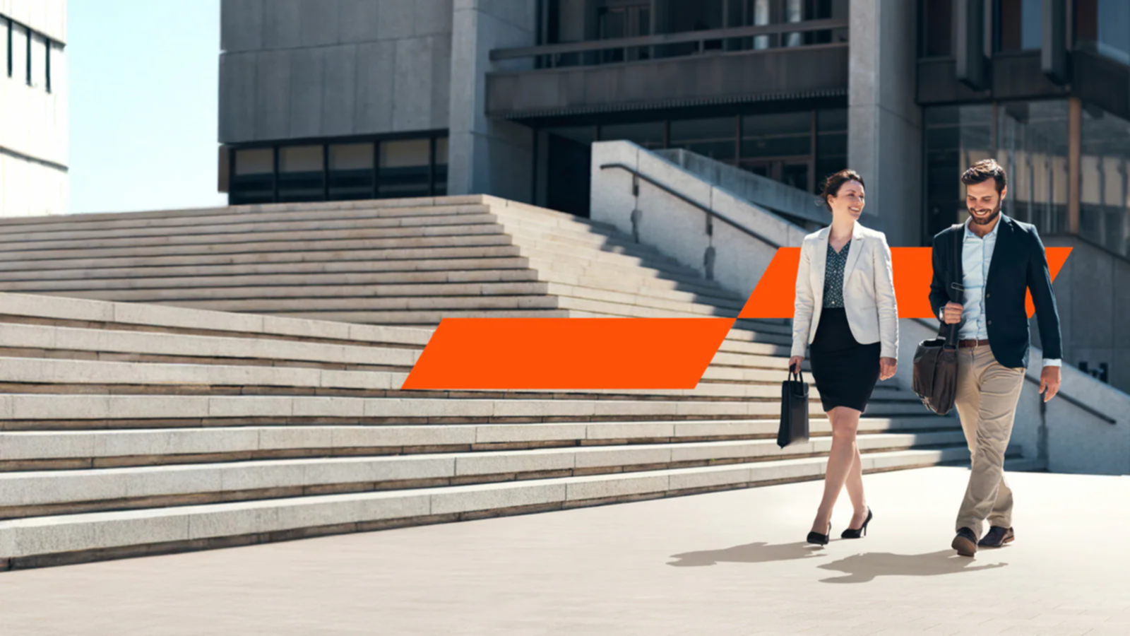 PwC bränditud kujutisega foto kahest advokaadist illustreerimaks advokaadibüroo kodulehte